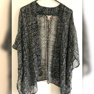NWOT Black and white kimono